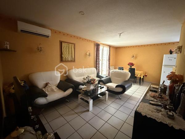 Maison en rez-de-chaussée dans un environnement calme tout en restant proche de toutes les commodités.
Elle est pourvue de 72 m² habitables, 3 chambres et un garage. 

Dès l'entrée, vous accédez a un hall, donnant sur une agréable pièce de vie lumineuse de 20.21 m² et à la une cuisine de 7 m².
La partie nuit est composée de trois chambres de 8 à 13.80 m²  avec placards integrés, une salle de bains ainsi qu'un WC séparé. 

Un garage de 15 m² complète l'ensemble, offrant un espace de stationnement ou de rangement appréciable.

À l'extérieur, vous profiterez d'un terrain entièrement clôturé de 405 m² agrémenté d'une terrasse.
Son jardin offre également la possibilité d'installer une petite piscine, afin de profiter pleinement des beaux jours.

Construite en de 1985, dans un ancien lotissement, la maison est équipée d'un chauffage central au gaz, de menuiseries PVC double vitrage, est une évacuation au tout-à-l'égout. 

Son emplacement privilégié donne accès aux proximité des commerces, des écoles et des principaux services, en fait un bien idéal pour une famille, un jeune couple pour un premier achat, ou un personne âgé recherchant la sécurité et les proximités.
