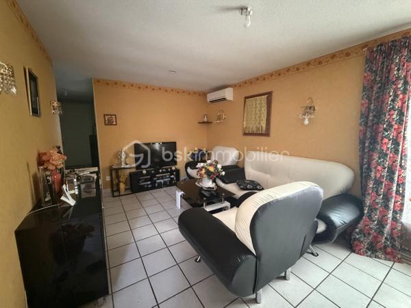 Maison en rez-de-chaussée dans un environnement calme tout en restant proche de toutes les commodités.
Elle est pourvue de 72 m² habitables, 3 chambres et un garage. 

Dès l'entrée, vous accédez a un hall, donnant sur une agréable pièce de vie lumineuse de 20.21 m² et à la une cuisine de 7 m².
La partie nuit est composée de trois chambres de 8 à 13.80 m²  avec placards integrés, une salle de bains ainsi qu'un WC séparé. 

Un garage de 15 m² complète l'ensemble, offrant un espace de stationnement ou de rangement appréciable.

À l'extérieur, vous profiterez d'un terrain entièrement clôturé de 405 m² agrémenté d'une terrasse.
Son jardin offre également la possibilité d'installer une petite piscine, afin de profiter pleinement des beaux jours.

Construite en de 1985, dans un ancien lotissement, la maison est équipée d'un chauffage central au gaz, de menuiseries PVC double vitrage, est une évacuation au tout-à-l'égout. 

Son emplacement privilégié donne accès aux proximité des commerces, des écoles et des principaux services, en fait un bien idéal pour une famille, un jeune couple pour un premier achat, ou un personne âgé recherchant la sécurité et les proximités.
