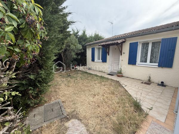 Maison en rez-de-chaussée dans un environnement calme tout en restant proche de toutes les commodités.
Elle est pourvue de 72 m² habitables, 3 chambres et un garage. 

Dès l'entrée, vous accédez a un hall, donnant sur une agréable pièce de vie lumineuse de 20.21 m² et à la une cuisine de 7 m².
La partie nuit est composée de trois chambres de 8 à 13.80 m²  avec placards integrés, une salle de bains ainsi qu'un WC séparé. 

Un garage de 15 m² complète l'ensemble, offrant un espace de stationnement ou de rangement appréciable.

À l'extérieur, vous profiterez d'un terrain entièrement clôturé de 405 m² agrémenté d'une terrasse.
Son jardin offre également la possibilité d'installer une petite piscine, afin de profiter pleinement des beaux jours.

Construite en de 1985, dans un ancien lotissement, la maison est équipée d'un chauffage central au gaz, de menuiseries PVC double vitrage, est une évacuation au tout-à-l'égout. 

Son emplacement privilégié donne accès aux proximité des commerces, des écoles et des principaux services, en fait un bien idéal pour une famille, un jeune couple pour un premier achat, ou un personne âgé recherchant la sécurité et les proximités.