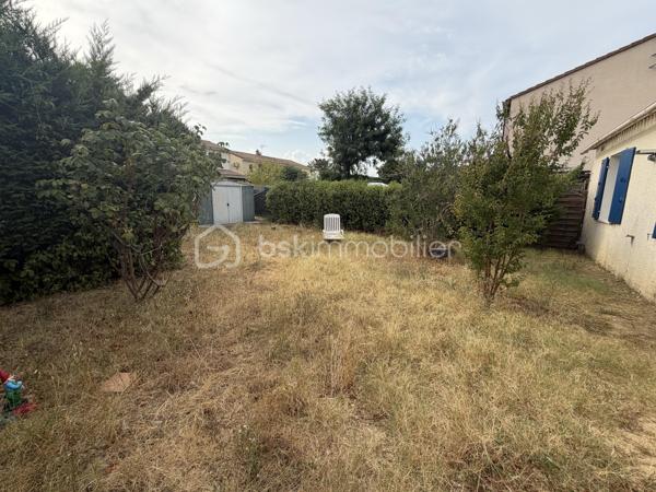 Maison en rez-de-chaussée dans un environnement calme tout en restant proche de toutes les commodités.
Elle est pourvue de 72 m² habitables, 3 chambres et un garage. 

Dès l'entrée, vous accédez a un hall, donnant sur une agréable pièce de vie lumineuse de 20.21 m² et à la une cuisine de 7 m².
La partie nuit est composée de trois chambres de 8 à 13.80 m²  avec placards integrés, une salle de bains ainsi qu'un WC séparé. 

Un garage de 15 m² complète l'ensemble, offrant un espace de stationnement ou de rangement appréciable.

À l'extérieur, vous profiterez d'un terrain entièrement clôturé de 405 m² agrémenté d'une terrasse.
Son jardin offre également la possibilité d'installer une petite piscine, afin de profiter pleinement des beaux jours.

Construite en de 1985, dans un ancien lotissement, la maison est équipée d'un chauffage central au gaz, de menuiseries PVC double vitrage, est une évacuation au tout-à-l'égout. 

Son emplacement privilégié donne accès aux proximité des commerces, des écoles et des principaux services, en fait un bien idéal pour une famille, un jeune couple pour un premier achat, ou un personne âgé recherchant la sécurité et les proximités.