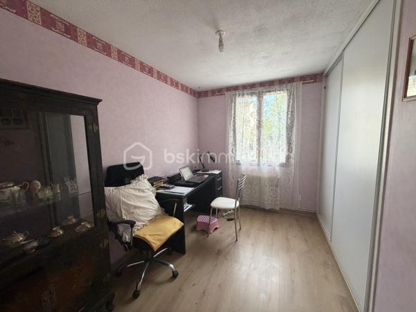 Maison en rez-de-chaussée dans un environnement calme tout en restant proche de toutes les commodités.
Elle est pourvue de 72 m² habitables, 3 chambres et un garage. 

Dès l'entrée, vous accédez a un hall, donnant sur une agréable pièce de vie lumineuse de 20.21 m² et à la une cuisine de 7 m².
La partie nuit est composée de trois chambres de 8 à 13.80 m²  avec placards integrés, une salle de bains ainsi qu'un WC séparé. 

Un garage de 15 m² complète l'ensemble, offrant un espace de stationnement ou de rangement appréciable.

À l'extérieur, vous profiterez d'un terrain entièrement clôturé de 405 m² agrémenté d'une terrasse.
Son jardin offre également la possibilité d'installer une petite piscine, afin de profiter pleinement des beaux jours.

Construite en de 1985, dans un ancien lotissement, la maison est équipée d'un chauffage central au gaz, de menuiseries PVC double vitrage, est une évacuation au tout-à-l'égout. 

Son emplacement privilégié donne accès aux proximité des commerces, des écoles et des principaux services, en fait un bien idéal pour une famille, un jeune couple pour un premier achat, ou un personne âgé recherchant la sécurité et les proximités.