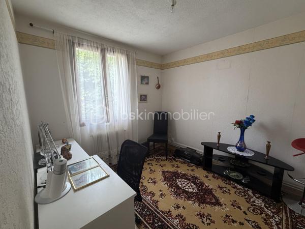 Maison en rez-de-chaussée dans un environnement calme tout en restant proche de toutes les commodités.
Elle est pourvue de 72 m² habitables, 3 chambres et un garage. 

Dès l'entrée, vous accédez a un hall, donnant sur une agréable pièce de vie lumineuse de 20.21 m² et à la une cuisine de 7 m².
La partie nuit est composée de trois chambres de 8 à 13.80 m²  avec placards integrés, une salle de bains ainsi qu'un WC séparé. 

Un garage de 15 m² complète l'ensemble, offrant un espace de stationnement ou de rangement appréciable.

À l'extérieur, vous profiterez d'un terrain entièrement clôturé de 405 m² agrémenté d'une terrasse.
Son jardin offre également la possibilité d'installer une petite piscine, afin de profiter pleinement des beaux jours.

Construite en de 1985, dans un ancien lotissement, la maison est équipée d'un chauffage central au gaz, de menuiseries PVC double vitrage, est une évacuation au tout-à-l'égout. 

Son emplacement privilégié donne accès aux proximité des commerces, des écoles et des principaux services, en fait un bien idéal pour une famille, un jeune couple pour un premier achat, ou un personne âgé recherchant la sécurité et les proximités.