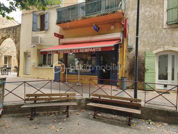 Prix : 56 000 € HAI
Plus de 47 000 € de commissions annuelles
Duplex de fonction de 85,5 m² inclus
Bail commercial sécurisé jusqu'en 2031

Au cœur de Bassan, sur un emplacement central et stratégique, découvrez cette opportunité de reprendre un fonds de commerce Tabac, Presse, Française des Jeux et activités complémentaires, bénéficiant d'une clientèle fidèle et d'une activité implantée depuis de nombreuses années. Autour de cette place : pharmacie, restaurant, commerce alimentaire, parc de jeux pour enfants..

Le commerce comprend un espace de vente d'environ 28 m², une réserve de 15,5 m², ainsi qu'un agréable logement de fonction en duplex de 85,5 m², directement accessible depuis le commerce.
L'établissement propose une activité diversifiée : Tabac, Française des Jeux, Presse, articles fumeurs, papeterie, carterie, confiserie et produits de proximité, offrant plusieurs sources de revenus et un potentiel de développement.
Les équipements de sécurité (alarme, machine à fumée...) ont été renouvelés en 2022 et permettent une reprise immédiate dans de bonnes conditions.

Une opportunité idéale pour un couple, une reconversion professionnelle ou un buraliste souhaitant développer son activité dans un village dynamique à proximité de Béziers.
Dossier complet disponible sur demande : bilans comptables, détail des commissions, bail commercial et éléments d'exploitation.
Stock vendu en supplément selon inventaire lors de la cession.

Une affaire prête à exploiter, proposée à un prix particulièrement attractif pour une installation rapide. Contactez-moi pour obtenir le dossier complet, photos complémentaires et organiser une visite.
