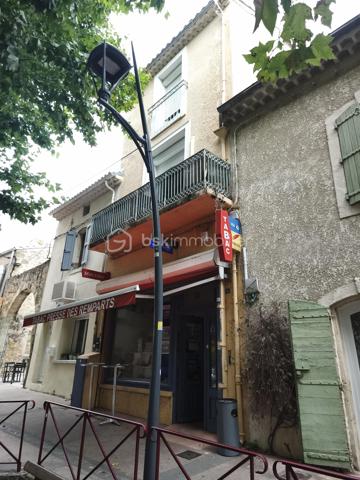 Prix : 56 000 € HAI
Plus de 47 000 € de commissions annuelles
Duplex de fonction de 85,5 m² inclus
Bail commercial sécurisé jusqu'en 2031

Au cœur de Bassan, sur un emplacement central et stratégique, découvrez cette opportunité de reprendre un fonds de commerce Tabac, Presse, Française des Jeux et activités complémentaires, bénéficiant d'une clientèle fidèle et d'une activité implantée depuis de nombreuses années. Autour de cette place : pharmacie, restaurant, commerce alimentaire, parc de jeux pour enfants..

Le commerce comprend un espace de vente d'environ 28 m², une réserve de 15,5 m², ainsi qu'un agréable logement de fonction en duplex de 85,5 m², directement accessible depuis le commerce.
L'établissement propose une activité diversifiée : Tabac, Française des Jeux, Presse, articles fumeurs, papeterie, carterie, confiserie et produits de proximité, offrant plusieurs sources de revenus et un potentiel de développement.
Les équipements de sécurité (alarme, machine à fumée...) ont été renouvelés en 2022 et permettent une reprise immédiate dans de bonnes conditions.

Une opportunité idéale pour un couple, une reconversion professionnelle ou un buraliste souhaitant développer son activité dans un village dynamique à proximité de Béziers.
Dossier complet disponible sur demande : bilans comptables, détail des commissions, bail commercial et éléments d'exploitation.
Stock vendu en supplément selon inventaire lors de la cession.

Une affaire prête à exploiter, proposée à un prix particulièrement attractif pour une installation rapide. Contactez-moi pour obtenir le dossier complet, photos complémentaires et organiser une visite.
