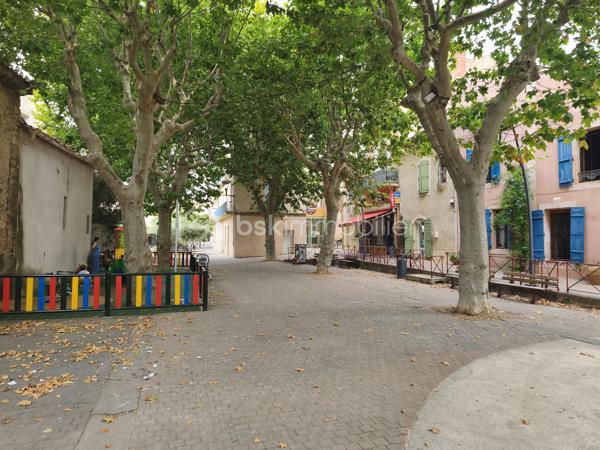 Prix : 56 000 € HAI
Plus de 47 000 € de commissions annuelles
Duplex de fonction de 85,5 m² inclus
Bail commercial sécurisé jusqu'en 2031

Au cœur de Bassan, sur un emplacement central et stratégique, découvrez cette opportunité de reprendre un fonds de commerce Tabac, Presse, Française des Jeux et activités complémentaires, bénéficiant d'une clientèle fidèle et d'une activité implantée depuis de nombreuses années. Autour de cette place : pharmacie, restaurant, commerce alimentaire, parc de jeux pour enfants..

Le commerce comprend un espace de vente d'environ 28 m², une réserve de 15,5 m², ainsi qu'un agréable logement de fonction en duplex de 85,5 m², directement accessible depuis le commerce.
L'établissement propose une activité diversifiée : Tabac, Française des Jeux, Presse, articles fumeurs, papeterie, carterie, confiserie et produits de proximité, offrant plusieurs sources de revenus et un potentiel de développement.
Les équipements de sécurité (alarme, machine à fumée...) ont été renouvelés en 2022 et permettent une reprise immédiate dans de bonnes conditions.

Une opportunité idéale pour un couple, une reconversion professionnelle ou un buraliste souhaitant développer son activité dans un village dynamique à proximité de Béziers.
Dossier complet disponible sur demande : bilans comptables, détail des commissions, bail commercial et éléments d'exploitation.
Stock vendu en supplément selon inventaire lors de la cession.

Une affaire prête à exploiter, proposée à un prix particulièrement attractif pour une installation rapide. Contactez-moi pour obtenir le dossier complet, photos complémentaires et organiser une visite.