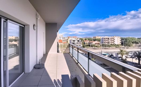 PORT FREJUS T2 DERNIER ETAGE GRANDE TERRASSE GARAGE