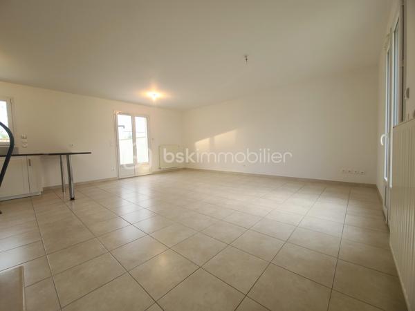À Saint-Germain-lès-Arpajon, venez découvrir ce beau pavillon de type F6 d’environ 99 m² au calme d’une petite copropriété horizontale composée de seulement 6 biens.
Implantée sur une parcelle d’environ 220 m², la maison bénéficie d’une configuration agréable avec des espaces extérieurs à l’avant comme à l’arrière.
Un espace de terrain situé devant la maison, agrémenté de son allée, vous conduit naturellement jusqu’à la porte d’entrée.
L’entrée s’ouvre sur une belle pièce de vie d’environ 40 m², particulièrement lumineuse grâce à son exposition traversante. Cet espace chaleureux accueille naturellement le séjour et la cuisine ouverte, créant une véritable pièce de vie familiale, idéale pour partager des moments en famille ou entre amis.
Dans le prolongement, côté jardin, vous profiterez d’une belle terrasse d’environ 35 m², offrant un agréable espace extérieur pour les repas, les moments de détente ou les soirées estivales.
Le garage, accessible directement depuis le jardin et également depuis la pièce de vie, apporte un véritable confort au quotidien.
Un WC indépendant complète ce niveau.
Un très bel escalier vous mène à l’étage, où un palier dessert harmonieusement les différents espaces.
Vous y découvrirez 4 chambres, offrant à chacun son espace personnel, ainsi qu’une salle d’eau et des WC séparés.
* Les atouts:
- Double vitre PVC
- Ballon thermodynamique
- 4 chambres
- Pièce de vie traversante d’environ 40 m²
- Cuisine ouverte
- Belle luminosité
- Terrasse d’environ 35 m²
- Parcelle d’environ 220 m²
- Garage et sa place supplémentaire devant celui-ci
- Jardin à l’avant et à l’arrière
- Petite copropriété horizontale de seulement 6 biens (faibles charges annuelles)
Une maison idéale pour une famille souhaitant s’installer à Saint-Germain-lès-Arpajon dans un environnement calme, résidentiel et à taille humaine.
***** VISITE POSSIBLE 7j/7 sur RdV jusqu'à 21h30 *****
