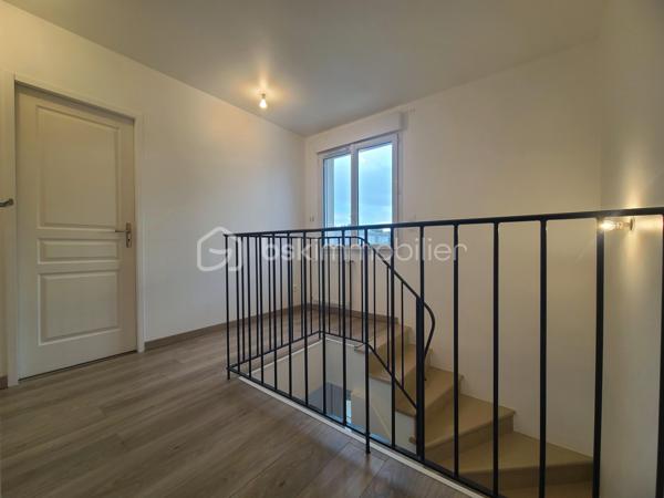 À Saint-Germain-lès-Arpajon, venez découvrir ce beau pavillon de type F6 d’environ 99 m² au calme d’une petite copropriété horizontale composée de seulement 6 biens.
Implantée sur une parcelle d’environ 220 m², la maison bénéficie d’une configuration agréable avec des espaces extérieurs à l’avant comme à l’arrière.
Un espace de terrain situé devant la maison, agrémenté de son allée, vous conduit naturellement jusqu’à la porte d’entrée.
L’entrée s’ouvre sur une belle pièce de vie d’environ 40 m², particulièrement lumineuse grâce à son exposition traversante. Cet espace chaleureux accueille naturellement le séjour et la cuisine ouverte, créant une véritable pièce de vie familiale, idéale pour partager des moments en famille ou entre amis.
Dans le prolongement, côté jardin, vous profiterez d’une belle terrasse d’environ 35 m², offrant un agréable espace extérieur pour les repas, les moments de détente ou les soirées estivales.
Le garage, accessible directement depuis le jardin et également depuis la pièce de vie, apporte un véritable confort au quotidien.
Un WC indépendant complète ce niveau.
Un très bel escalier vous mène à l’étage, où un palier dessert harmonieusement les différents espaces.
Vous y découvrirez 4 chambres, offrant à chacun son espace personnel, ainsi qu’une salle d’eau et des WC séparés.
* Les atouts:
- Double vitre PVC
- Ballon thermodynamique
- 4 chambres
- Pièce de vie traversante d’environ 40 m²
- Cuisine ouverte
- Belle luminosité
- Terrasse d’environ 35 m²
- Parcelle d’environ 220 m²
- Garage et sa place supplémentaire devant celui-ci
- Jardin à l’avant et à l’arrière
- Petite copropriété horizontale de seulement 6 biens (faibles charges annuelles)
Une maison idéale pour une famille souhaitant s’installer à Saint-Germain-lès-Arpajon dans un environnement calme, résidentiel et à taille humaine.
***** VISITE POSSIBLE 7j/7 sur RdV jusqu'à 21h30 *****