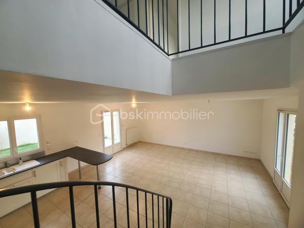 À Saint-Germain-lès-Arpajon, venez découvrir ce beau pavillon de type F6 d’environ 99 m² au calme d’une petite copropriété horizontale composée de seulement 6 biens.
Implantée sur une parcelle d’environ 220 m², la maison bénéficie d’une configuration agréable avec des espaces extérieurs à l’avant comme à l’arrière.
Un espace de terrain situé devant la maison, agrémenté de son allée, vous conduit naturellement jusqu’à la porte d’entrée.
L’entrée s’ouvre sur une belle pièce de vie d’environ 40 m², particulièrement lumineuse grâce à son exposition traversante. Cet espace chaleureux accueille naturellement le séjour et la cuisine ouverte, créant une véritable pièce de vie familiale, idéale pour partager des moments en famille ou entre amis.
Dans le prolongement, côté jardin, vous profiterez d’une belle terrasse d’environ 35 m², offrant un agréable espace extérieur pour les repas, les moments de détente ou les soirées estivales.
Le garage, accessible directement depuis le jardin et également depuis la pièce de vie, apporte un véritable confort au quotidien.
Un WC indépendant complète ce niveau.
Un très bel escalier vous mène à l’étage, où un palier dessert harmonieusement les différents espaces.
Vous y découvrirez 4 chambres, offrant à chacun son espace personnel, ainsi qu’une salle d’eau et des WC séparés.
* Les atouts:
- Double vitre PVC
- Ballon thermodynamique
- 4 chambres
- Pièce de vie traversante d’environ 40 m²
- Cuisine ouverte
- Belle luminosité
- Terrasse d’environ 35 m²
- Parcelle d’environ 220 m²
- Garage et sa place supplémentaire devant celui-ci
- Jardin à l’avant et à l’arrière
- Petite copropriété horizontale de seulement 6 biens (faibles charges annuelles)
Une maison idéale pour une famille souhaitant s’installer à Saint-Germain-lès-Arpajon dans un environnement calme, résidentiel et à taille humaine.
***** VISITE POSSIBLE 7j/7 sur RdV jusqu'à 21h30 *****