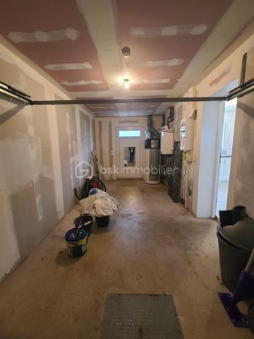 À Saint-Germain-lès-Arpajon, venez découvrir ce beau pavillon de type F6 d’environ 99 m² au calme d’une petite copropriété horizontale composée de seulement 6 biens.
Implantée sur une parcelle d’environ 220 m², la maison bénéficie d’une configuration agréable avec des espaces extérieurs à l’avant comme à l’arrière.
Un espace de terrain situé devant la maison, agrémenté de son allée, vous conduit naturellement jusqu’à la porte d’entrée.
L’entrée s’ouvre sur une belle pièce de vie d’environ 40 m², particulièrement lumineuse grâce à son exposition traversante. Cet espace chaleureux accueille naturellement le séjour et la cuisine ouverte, créant une véritable pièce de vie familiale, idéale pour partager des moments en famille ou entre amis.
Dans le prolongement, côté jardin, vous profiterez d’une belle terrasse d’environ 35 m², offrant un agréable espace extérieur pour les repas, les moments de détente ou les soirées estivales.
Le garage, accessible directement depuis le jardin et également depuis la pièce de vie, apporte un véritable confort au quotidien.
Un WC indépendant complète ce niveau.
Un très bel escalier vous mène à l’étage, où un palier dessert harmonieusement les différents espaces.
Vous y découvrirez 4 chambres, offrant à chacun son espace personnel, ainsi qu’une salle d’eau et des WC séparés.
* Les atouts:
- Double vitre PVC
- Ballon thermodynamique
- 4 chambres
- Pièce de vie traversante d’environ 40 m²
- Cuisine ouverte
- Belle luminosité
- Terrasse d’environ 35 m²
- Parcelle d’environ 220 m²
- Garage et sa place supplémentaire devant celui-ci
- Jardin à l’avant et à l’arrière
- Petite copropriété horizontale de seulement 6 biens (faibles charges annuelles)
Une maison idéale pour une famille souhaitant s’installer à Saint-Germain-lès-Arpajon dans un environnement calme, résidentiel et à taille humaine.
***** VISITE POSSIBLE 7j/7 sur RdV jusqu'à 21h30 *****