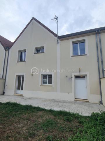 À Saint-Germain-lès-Arpajon, venez découvrir ce beau pavillon de type F6 d’environ 99 m² au calme d’une petite copropriété horizontale composée de seulement 6 biens.
Implantée sur une parcelle d’environ 220 m², la maison bénéficie d’une configuration agréable avec des espaces extérieurs à l’avant comme à l’arrière.
Un espace de terrain situé devant la maison, agrémenté de son allée, vous conduit naturellement jusqu’à la porte d’entrée.
L’entrée s’ouvre sur une belle pièce de vie d’environ 40 m², particulièrement lumineuse grâce à son exposition traversante. Cet espace chaleureux accueille naturellement le séjour et la cuisine ouverte, créant une véritable pièce de vie familiale, idéale pour partager des moments en famille ou entre amis.
Dans le prolongement, côté jardin, vous profiterez d’une belle terrasse d’environ 35 m², offrant un agréable espace extérieur pour les repas, les moments de détente ou les soirées estivales.
Le garage, accessible directement depuis le jardin et également depuis la pièce de vie, apporte un véritable confort au quotidien.
Un WC indépendant complète ce niveau.
Un très bel escalier vous mène à l’étage, où un palier dessert harmonieusement les différents espaces.
Vous y découvrirez 4 chambres, offrant à chacun son espace personnel, ainsi qu’une salle d’eau et des WC séparés.
* Les atouts:
- Double vitre PVC
- Ballon thermodynamique
- 4 chambres
- Pièce de vie traversante d’environ 40 m²
- Cuisine ouverte
- Belle luminosité
- Terrasse d’environ 35 m²
- Parcelle d’environ 220 m²
- Garage et sa place supplémentaire devant celui-ci
- Jardin à l’avant et à l’arrière
- Petite copropriété horizontale de seulement 6 biens (faibles charges annuelles)
Une maison idéale pour une famille souhaitant s’installer à Saint-Germain-lès-Arpajon dans un environnement calme, résidentiel et à taille humaine.
***** VISITE POSSIBLE 7j/7 sur RdV jusqu'à 21h30 *****