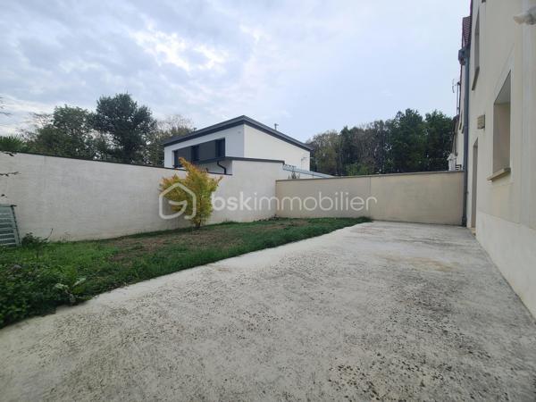 À Saint-Germain-lès-Arpajon, venez découvrir ce beau pavillon de type F6 d’environ 99 m² au calme d’une petite copropriété horizontale composée de seulement 6 biens.
Implantée sur une parcelle d’environ 220 m², la maison bénéficie d’une configuration agréable avec des espaces extérieurs à l’avant comme à l’arrière.
Un espace de terrain situé devant la maison, agrémenté de son allée, vous conduit naturellement jusqu’à la porte d’entrée.
L’entrée s’ouvre sur une belle pièce de vie d’environ 40 m², particulièrement lumineuse grâce à son exposition traversante. Cet espace chaleureux accueille naturellement le séjour et la cuisine ouverte, créant une véritable pièce de vie familiale, idéale pour partager des moments en famille ou entre amis.
Dans le prolongement, côté jardin, vous profiterez d’une belle terrasse d’environ 35 m², offrant un agréable espace extérieur pour les repas, les moments de détente ou les soirées estivales.
Le garage, accessible directement depuis le jardin et également depuis la pièce de vie, apporte un véritable confort au quotidien.
Un WC indépendant complète ce niveau.
Un très bel escalier vous mène à l’étage, où un palier dessert harmonieusement les différents espaces.
Vous y découvrirez 4 chambres, offrant à chacun son espace personnel, ainsi qu’une salle d’eau et des WC séparés.
* Les atouts:
- Double vitre PVC
- Ballon thermodynamique
- 4 chambres
- Pièce de vie traversante d’environ 40 m²
- Cuisine ouverte
- Belle luminosité
- Terrasse d’environ 35 m²
- Parcelle d’environ 220 m²
- Garage et sa place supplémentaire devant celui-ci
- Jardin à l’avant et à l’arrière
- Petite copropriété horizontale de seulement 6 biens (faibles charges annuelles)
Une maison idéale pour une famille souhaitant s’installer à Saint-Germain-lès-Arpajon dans un environnement calme, résidentiel et à taille humaine.
***** VISITE POSSIBLE 7j/7 sur RdV jusqu'à 21h30 *****
