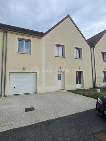 À Saint-Germain-lès-Arpajon, venez découvrir ce beau pavillon de type F6 d’environ 99 m² au calme d’une petite copropriété horizontale composée de seulement 6 biens.
Implantée sur une parcelle d’environ 220 m², la maison bénéficie d’une configuration agréable avec des espaces extérieurs à l’avant comme à l’arrière.
Un espace de terrain situé devant la maison, agrémenté de son allée, vous conduit naturellement jusqu’à la porte d’entrée.
L’entrée s’ouvre sur une belle pièce de vie d’environ 40 m², particulièrement lumineuse grâce à son exposition traversante. Cet espace chaleureux accueille naturellement le séjour et la cuisine ouverte, créant une véritable pièce de vie familiale, idéale pour partager des moments en famille ou entre amis.
Dans le prolongement, côté jardin, vous profiterez d’une belle terrasse d’environ 35 m², offrant un agréable espace extérieur pour les repas, les moments de détente ou les soirées estivales.
Le garage, accessible directement depuis le jardin et également depuis la pièce de vie, apporte un véritable confort au quotidien.
Un WC indépendant complète ce niveau.
Un très bel escalier vous mène à l’étage, où un palier dessert harmonieusement les différents espaces.
Vous y découvrirez 4 chambres, offrant à chacun son espace personnel, ainsi qu’une salle d’eau et des WC séparés.
* Les atouts:
- Double vitre PVC
- Ballon thermodynamique
- 4 chambres
- Pièce de vie traversante d’environ 40 m²
- Cuisine ouverte
- Belle luminosité
- Terrasse d’environ 35 m²
- Parcelle d’environ 220 m²
- Garage et sa place supplémentaire devant celui-ci
- Jardin à l’avant et à l’arrière
- Petite copropriété horizontale de seulement 6 biens (faibles charges annuelles)
Une maison idéale pour une famille souhaitant s’installer à Saint-Germain-lès-Arpajon dans un environnement calme, résidentiel et à taille humaine.
***** VISITE POSSIBLE 7j/7 sur RdV jusqu'à 21h30 *****