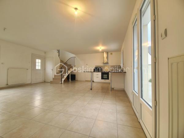 À Saint-Germain-lès-Arpajon, venez découvrir ce beau pavillon de type F6 d’environ 99 m² au calme d’une petite copropriété horizontale composée de seulement 6 biens.
Implantée sur une parcelle d’environ 220 m², la maison bénéficie d’une configuration agréable avec des espaces extérieurs à l’avant comme à l’arrière.
Un espace de terrain situé devant la maison, agrémenté de son allée, vous conduit naturellement jusqu’à la porte d’entrée.
L’entrée s’ouvre sur une belle pièce de vie d’environ 40 m², particulièrement lumineuse grâce à son exposition traversante. Cet espace chaleureux accueille naturellement le séjour et la cuisine ouverte, créant une véritable pièce de vie familiale, idéale pour partager des moments en famille ou entre amis.
Dans le prolongement, côté jardin, vous profiterez d’une belle terrasse d’environ 35 m², offrant un agréable espace extérieur pour les repas, les moments de détente ou les soirées estivales.
Le garage, accessible directement depuis le jardin et également depuis la pièce de vie, apporte un véritable confort au quotidien.
Un WC indépendant complète ce niveau.
Un très bel escalier vous mène à l’étage, où un palier dessert harmonieusement les différents espaces.
Vous y découvrirez 4 chambres, offrant à chacun son espace personnel, ainsi qu’une salle d’eau et des WC séparés.
* Les atouts:
- Double vitre PVC
- Ballon thermodynamique
- 4 chambres
- Pièce de vie traversante d’environ 40 m²
- Cuisine ouverte
- Belle luminosité
- Terrasse d’environ 35 m²
- Parcelle d’environ 220 m²
- Garage et sa place supplémentaire devant celui-ci
- Jardin à l’avant et à l’arrière
- Petite copropriété horizontale de seulement 6 biens (faibles charges annuelles)
Une maison idéale pour une famille souhaitant s’installer à Saint-Germain-lès-Arpajon dans un environnement calme, résidentiel et à taille humaine.
***** VISITE POSSIBLE 7j/7 sur RdV jusqu'à 21h30 *****