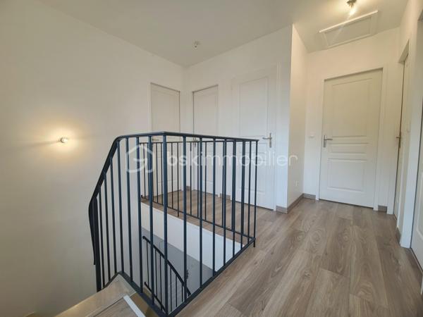 À Saint-Germain-lès-Arpajon, venez découvrir ce beau pavillon de type F6 d’environ 99 m² au calme d’une petite copropriété horizontale composée de seulement 6 biens.
Implantée sur une parcelle d’environ 220 m², la maison bénéficie d’une configuration agréable avec des espaces extérieurs à l’avant comme à l’arrière.
Un espace de terrain situé devant la maison, agrémenté de son allée, vous conduit naturellement jusqu’à la porte d’entrée.
L’entrée s’ouvre sur une belle pièce de vie d’environ 40 m², particulièrement lumineuse grâce à son exposition traversante. Cet espace chaleureux accueille naturellement le séjour et la cuisine ouverte, créant une véritable pièce de vie familiale, idéale pour partager des moments en famille ou entre amis.
Dans le prolongement, côté jardin, vous profiterez d’une belle terrasse d’environ 35 m², offrant un agréable espace extérieur pour les repas, les moments de détente ou les soirées estivales.
Le garage, accessible directement depuis le jardin et également depuis la pièce de vie, apporte un véritable confort au quotidien.
Un WC indépendant complète ce niveau.
Un très bel escalier vous mène à l’étage, où un palier dessert harmonieusement les différents espaces.
Vous y découvrirez 4 chambres, offrant à chacun son espace personnel, ainsi qu’une salle d’eau et des WC séparés.
* Les atouts:
- Double vitre PVC
- Ballon thermodynamique
- 4 chambres
- Pièce de vie traversante d’environ 40 m²
- Cuisine ouverte
- Belle luminosité
- Terrasse d’environ 35 m²
- Parcelle d’environ 220 m²
- Garage et sa place supplémentaire devant celui-ci
- Jardin à l’avant et à l’arrière
- Petite copropriété horizontale de seulement 6 biens (faibles charges annuelles)
Une maison idéale pour une famille souhaitant s’installer à Saint-Germain-lès-Arpajon dans un environnement calme, résidentiel et à taille humaine.
***** VISITE POSSIBLE 7j/7 sur RdV jusqu'à 21h30 *****