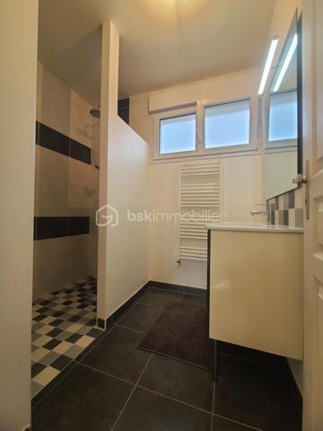 À Saint-Germain-lès-Arpajon, venez découvrir ce beau pavillon de type F6 d’environ 99 m² au calme d’une petite copropriété horizontale composée de seulement 6 biens.
Implantée sur une parcelle d’environ 220 m², la maison bénéficie d’une configuration agréable avec des espaces extérieurs à l’avant comme à l’arrière.
Un espace de terrain situé devant la maison, agrémenté de son allée, vous conduit naturellement jusqu’à la porte d’entrée.
L’entrée s’ouvre sur une belle pièce de vie d’environ 40 m², particulièrement lumineuse grâce à son exposition traversante. Cet espace chaleureux accueille naturellement le séjour et la cuisine ouverte, créant une véritable pièce de vie familiale, idéale pour partager des moments en famille ou entre amis.
Dans le prolongement, côté jardin, vous profiterez d’une belle terrasse d’environ 35 m², offrant un agréable espace extérieur pour les repas, les moments de détente ou les soirées estivales.
Le garage, accessible directement depuis le jardin et également depuis la pièce de vie, apporte un véritable confort au quotidien.
Un WC indépendant complète ce niveau.
Un très bel escalier vous mène à l’étage, où un palier dessert harmonieusement les différents espaces.
Vous y découvrirez 4 chambres, offrant à chacun son espace personnel, ainsi qu’une salle d’eau et des WC séparés.
* Les atouts:
- Double vitre PVC
- Ballon thermodynamique
- 4 chambres
- Pièce de vie traversante d’environ 40 m²
- Cuisine ouverte
- Belle luminosité
- Terrasse d’environ 35 m²
- Parcelle d’environ 220 m²
- Garage et sa place supplémentaire devant celui-ci
- Jardin à l’avant et à l’arrière
- Petite copropriété horizontale de seulement 6 biens (faibles charges annuelles)
Une maison idéale pour une famille souhaitant s’installer à Saint-Germain-lès-Arpajon dans un environnement calme, résidentiel et à taille humaine.
***** VISITE POSSIBLE 7j/7 sur RdV jusqu'à 21h30 *****