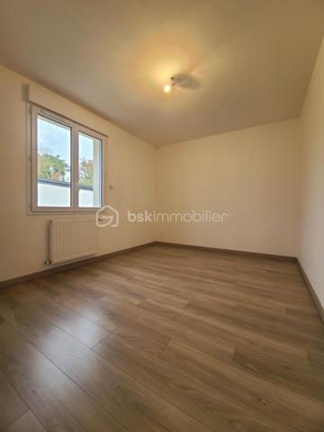 À Saint-Germain-lès-Arpajon, venez découvrir ce beau pavillon de type F6 d’environ 99 m² au calme d’une petite copropriété horizontale composée de seulement 6 biens.
Implantée sur une parcelle d’environ 220 m², la maison bénéficie d’une configuration agréable avec des espaces extérieurs à l’avant comme à l’arrière.
Un espace de terrain situé devant la maison, agrémenté de son allée, vous conduit naturellement jusqu’à la porte d’entrée.
L’entrée s’ouvre sur une belle pièce de vie d’environ 40 m², particulièrement lumineuse grâce à son exposition traversante. Cet espace chaleureux accueille naturellement le séjour et la cuisine ouverte, créant une véritable pièce de vie familiale, idéale pour partager des moments en famille ou entre amis.
Dans le prolongement, côté jardin, vous profiterez d’une belle terrasse d’environ 35 m², offrant un agréable espace extérieur pour les repas, les moments de détente ou les soirées estivales.
Le garage, accessible directement depuis le jardin et également depuis la pièce de vie, apporte un véritable confort au quotidien.
Un WC indépendant complète ce niveau.
Un très bel escalier vous mène à l’étage, où un palier dessert harmonieusement les différents espaces.
Vous y découvrirez 4 chambres, offrant à chacun son espace personnel, ainsi qu’une salle d’eau et des WC séparés.
* Les atouts:
- Double vitre PVC
- Ballon thermodynamique
- 4 chambres
- Pièce de vie traversante d’environ 40 m²
- Cuisine ouverte
- Belle luminosité
- Terrasse d’environ 35 m²
- Parcelle d’environ 220 m²
- Garage et sa place supplémentaire devant celui-ci
- Jardin à l’avant et à l’arrière
- Petite copropriété horizontale de seulement 6 biens (faibles charges annuelles)
Une maison idéale pour une famille souhaitant s’installer à Saint-Germain-lès-Arpajon dans un environnement calme, résidentiel et à taille humaine.
***** VISITE POSSIBLE 7j/7 sur RdV jusqu'à 21h30 *****