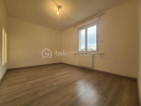 À Saint-Germain-lès-Arpajon, venez découvrir ce beau pavillon de type F6 d’environ 99 m² au calme d’une petite copropriété horizontale composée de seulement 6 biens.
Implantée sur une parcelle d’environ 220 m², la maison bénéficie d’une configuration agréable avec des espaces extérieurs à l’avant comme à l’arrière.
Un espace de terrain situé devant la maison, agrémenté de son allée, vous conduit naturellement jusqu’à la porte d’entrée.
L’entrée s’ouvre sur une belle pièce de vie d’environ 40 m², particulièrement lumineuse grâce à son exposition traversante. Cet espace chaleureux accueille naturellement le séjour et la cuisine ouverte, créant une véritable pièce de vie familiale, idéale pour partager des moments en famille ou entre amis.
Dans le prolongement, côté jardin, vous profiterez d’une belle terrasse d’environ 35 m², offrant un agréable espace extérieur pour les repas, les moments de détente ou les soirées estivales.
Le garage, accessible directement depuis le jardin et également depuis la pièce de vie, apporte un véritable confort au quotidien.
Un WC indépendant complète ce niveau.
Un très bel escalier vous mène à l’étage, où un palier dessert harmonieusement les différents espaces.
Vous y découvrirez 4 chambres, offrant à chacun son espace personnel, ainsi qu’une salle d’eau et des WC séparés.
* Les atouts:
- Double vitre PVC
- Ballon thermodynamique
- 4 chambres
- Pièce de vie traversante d’environ 40 m²
- Cuisine ouverte
- Belle luminosité
- Terrasse d’environ 35 m²
- Parcelle d’environ 220 m²
- Garage et sa place supplémentaire devant celui-ci
- Jardin à l’avant et à l’arrière
- Petite copropriété horizontale de seulement 6 biens (faibles charges annuelles)
Une maison idéale pour une famille souhaitant s’installer à Saint-Germain-lès-Arpajon dans un environnement calme, résidentiel et à taille humaine.
***** VISITE POSSIBLE 7j/7 sur RdV jusqu'à 21h30 *****