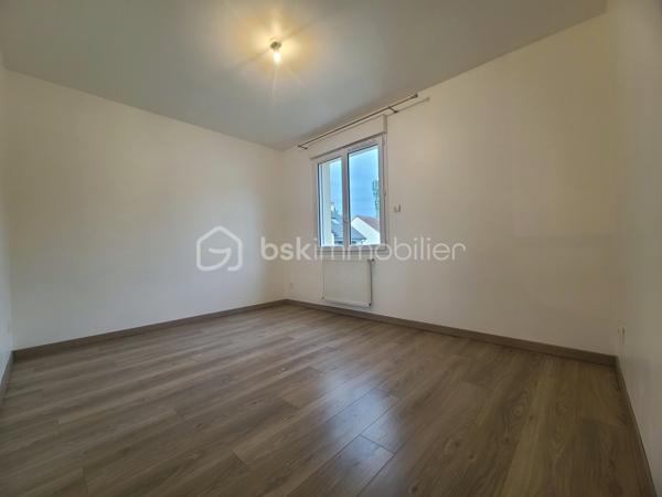 À Saint-Germain-lès-Arpajon, venez découvrir ce beau pavillon de type F6 d’environ 99 m² au calme d’une petite copropriété horizontale composée de seulement 6 biens.
Implantée sur une parcelle d’environ 220 m², la maison bénéficie d’une configuration agréable avec des espaces extérieurs à l’avant comme à l’arrière.
Un espace de terrain situé devant la maison, agrémenté de son allée, vous conduit naturellement jusqu’à la porte d’entrée.
L’entrée s’ouvre sur une belle pièce de vie d’environ 40 m², particulièrement lumineuse grâce à son exposition traversante. Cet espace chaleureux accueille naturellement le séjour et la cuisine ouverte, créant une véritable pièce de vie familiale, idéale pour partager des moments en famille ou entre amis.
Dans le prolongement, côté jardin, vous profiterez d’une belle terrasse d’environ 35 m², offrant un agréable espace extérieur pour les repas, les moments de détente ou les soirées estivales.
Le garage, accessible directement depuis le jardin et également depuis la pièce de vie, apporte un véritable confort au quotidien.
Un WC indépendant complète ce niveau.
Un très bel escalier vous mène à l’étage, où un palier dessert harmonieusement les différents espaces.
Vous y découvrirez 4 chambres, offrant à chacun son espace personnel, ainsi qu’une salle d’eau et des WC séparés.
* Les atouts:
- Double vitre PVC
- Ballon thermodynamique
- 4 chambres
- Pièce de vie traversante d’environ 40 m²
- Cuisine ouverte
- Belle luminosité
- Terrasse d’environ 35 m²
- Parcelle d’environ 220 m²
- Garage et sa place supplémentaire devant celui-ci
- Jardin à l’avant et à l’arrière
- Petite copropriété horizontale de seulement 6 biens (faibles charges annuelles)
Une maison idéale pour une famille souhaitant s’installer à Saint-Germain-lès-Arpajon dans un environnement calme, résidentiel et à taille humaine.
***** VISITE POSSIBLE 7j/7 sur RdV jusqu'à 21h30 *****