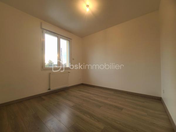 À Saint-Germain-lès-Arpajon, venez découvrir ce beau pavillon de type F6 d’environ 99 m² au calme d’une petite copropriété horizontale composée de seulement 6 biens.
Implantée sur une parcelle d’environ 220 m², la maison bénéficie d’une configuration agréable avec des espaces extérieurs à l’avant comme à l’arrière.
Un espace de terrain situé devant la maison, agrémenté de son allée, vous conduit naturellement jusqu’à la porte d’entrée.
L’entrée s’ouvre sur une belle pièce de vie d’environ 40 m², particulièrement lumineuse grâce à son exposition traversante. Cet espace chaleureux accueille naturellement le séjour et la cuisine ouverte, créant une véritable pièce de vie familiale, idéale pour partager des moments en famille ou entre amis.
Dans le prolongement, côté jardin, vous profiterez d’une belle terrasse d’environ 35 m², offrant un agréable espace extérieur pour les repas, les moments de détente ou les soirées estivales.
Le garage, accessible directement depuis le jardin et également depuis la pièce de vie, apporte un véritable confort au quotidien.
Un WC indépendant complète ce niveau.
Un très bel escalier vous mène à l’étage, où un palier dessert harmonieusement les différents espaces.
Vous y découvrirez 4 chambres, offrant à chacun son espace personnel, ainsi qu’une salle d’eau et des WC séparés.
* Les atouts:
- Double vitre PVC
- Ballon thermodynamique
- 4 chambres
- Pièce de vie traversante d’environ 40 m²
- Cuisine ouverte
- Belle luminosité
- Terrasse d’environ 35 m²
- Parcelle d’environ 220 m²
- Garage et sa place supplémentaire devant celui-ci
- Jardin à l’avant et à l’arrière
- Petite copropriété horizontale de seulement 6 biens (faibles charges annuelles)
Une maison idéale pour une famille souhaitant s’installer à Saint-Germain-lès-Arpajon dans un environnement calme, résidentiel et à taille humaine.
***** VISITE POSSIBLE 7j/7 sur RdV jusqu'à 21h30 *****