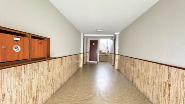 A vendre, Immeuble de rapport à Perigueux avec 2 plateaux (150 m2 chacun) et 4 garages