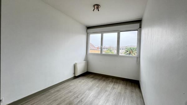 A vendre, Immeuble de rapport à Perigueux avec 2 plateaux (150 m2 chacun) et 4 garages