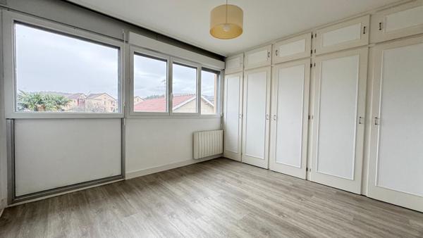 A vendre, Immeuble de rapport à Perigueux avec 2 plateaux (150 m2 chacun) et 4 garages