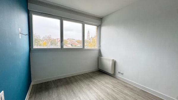 A vendre, Immeuble de rapport à Perigueux avec 2 plateaux (150 m2 chacun) et 4 garages