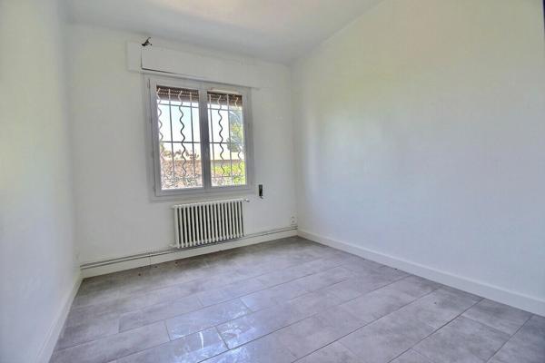 Marigane- Maison de 4 pièces d'une surface de 130 m2 sur une parcelle de 1 466 m2 avec piscine.