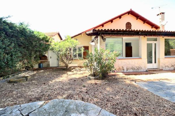 Marigane- Maison de 4 pièces d'une surface de 130 m2 sur une parcelle de 1 466 m2 avec piscine.