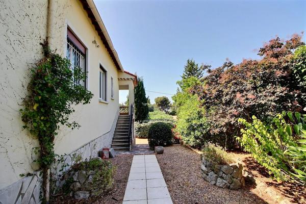 Marigane- Maison de 4 pièces d'une surface de 130 m2 sur une parcelle de 1 466 m2 avec piscine.