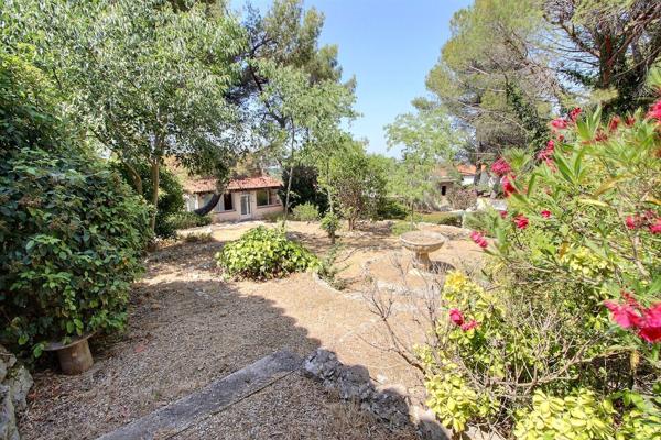 Marigane- Maison de 4 pièces d'une surface de 130 m2 sur une parcelle de 1 466 m2 avec piscine.