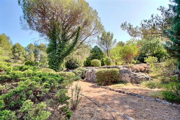 Marigane- Maison de 4 pièces d'une surface de 130 m2 sur une parcelle de 1 466 m2 avec piscine.