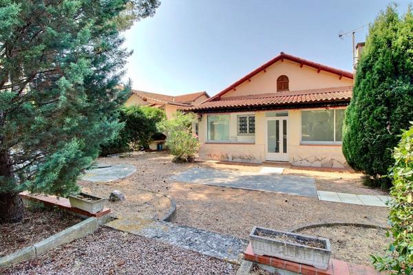 Marigane- Maison de 4 pièces d'une surface de 130 m2 sur une parcelle de 1 466 m2 avec piscine.