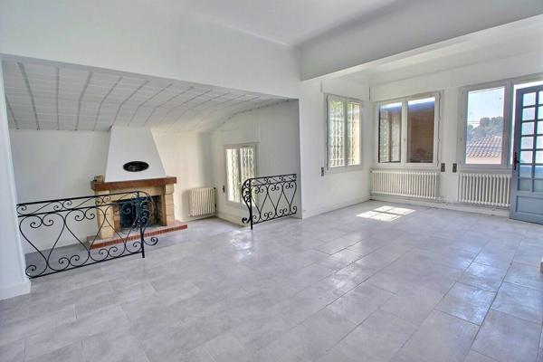 Marigane- Maison de 4 pièces d'une surface de 130 m2 sur une parcelle de 1 466 m2 avec piscine.