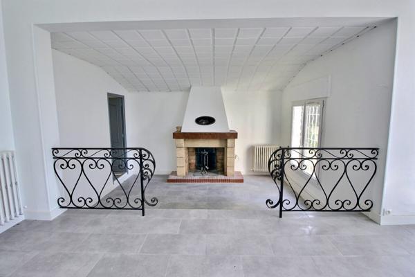 Marigane- Maison de 4 pièces d'une surface de 130 m2 sur une parcelle de 1 466 m2 avec piscine.