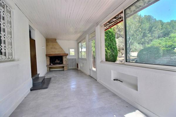 Marigane- Maison de 4 pièces d'une surface de 130 m2 sur une parcelle de 1 466 m2 avec piscine.