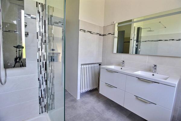 Marigane- Maison de 4 pièces d'une surface de 130 m2 sur une parcelle de 1 466 m2 avec piscine.