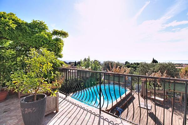 Maison familiale T7 de 210 m² avec vue panoramique sur l'étang , piscine hors-sol sur Vitrolles Nord