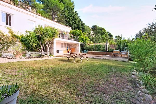 Maison familiale T7 de 210 m² avec vue panoramique sur l'étang , piscine hors-sol sur Vitrolles Nord