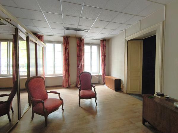 Pau,Local commercial configuré en bureaux.