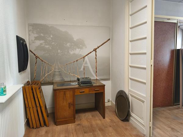 Pau,Local commercial configuré en bureaux.