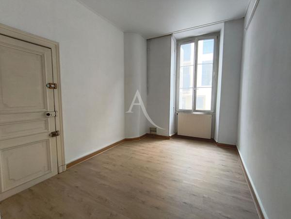 Pau,Local commercial configuré en bureaux.