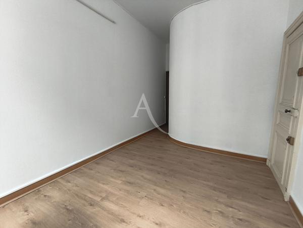 Pau,Local commercial configuré en bureaux.