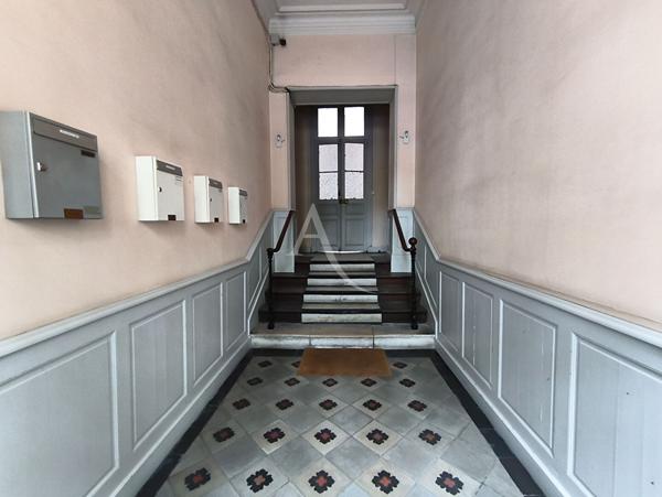 Pau,Local commercial configuré en bureaux.