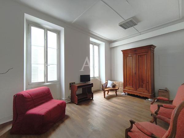 Pau,Local commercial configuré en bureaux.