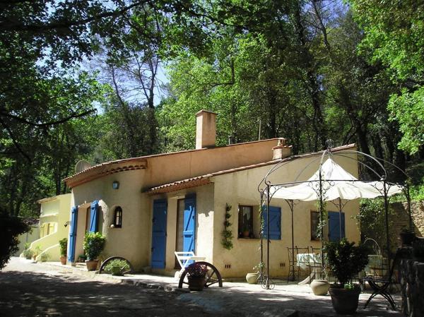 Authentique bastide provençale avec gîtes, piscine et grand terrain