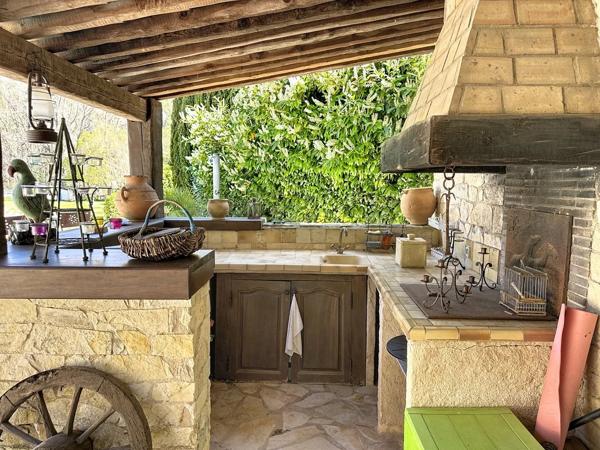 Authentique bastide provençale avec gîtes, piscine et grand terrain