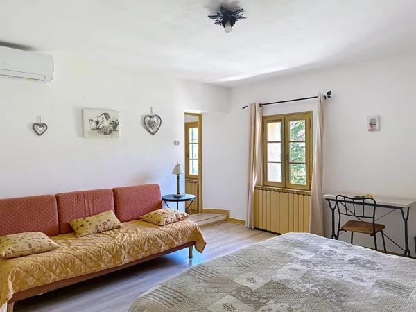 Authentique bastide provençale avec gîtes, piscine et grand terrain