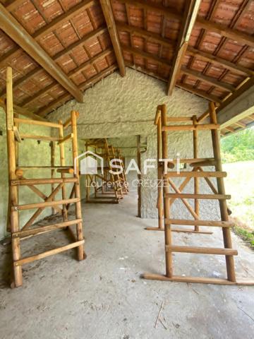 Terrain 1620 m², proche Besançon avec bâtiment consistant en un ancien rucher.